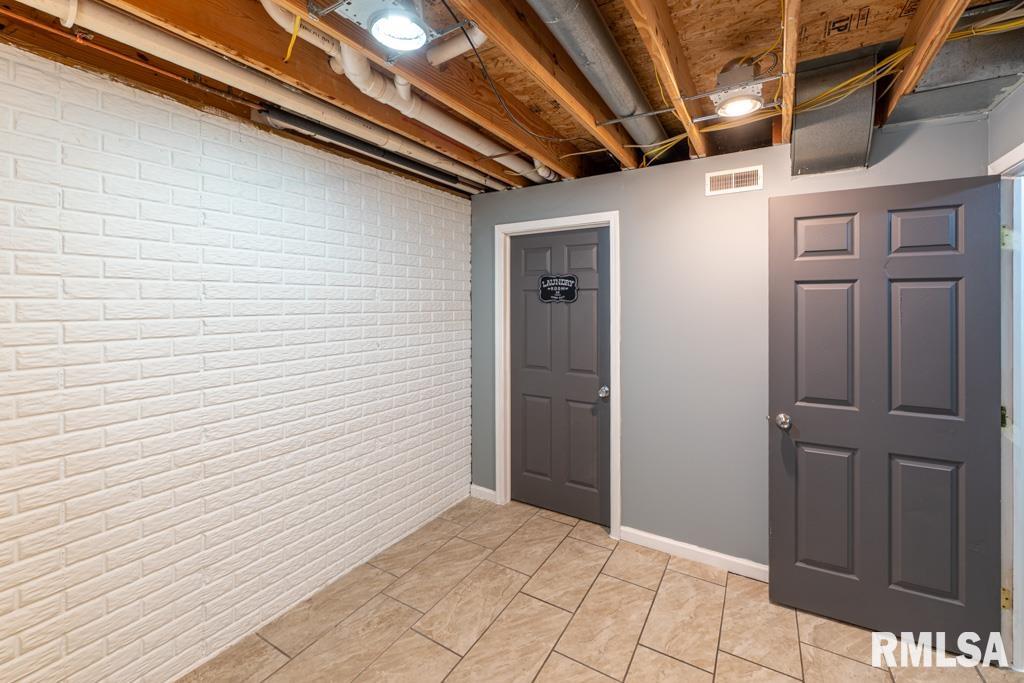 2300 North Sheridan Road Peoria, IL 61604 - Photo 23 of 35