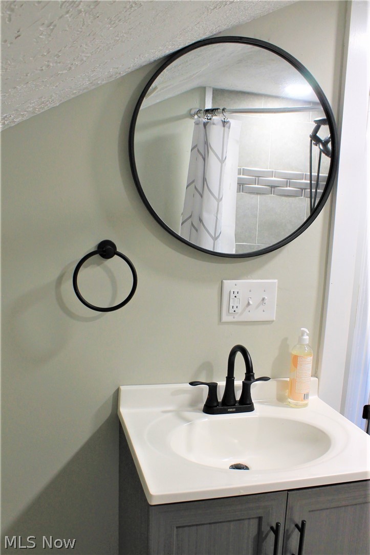 291 Cummings Road Vermilion, OH 44089 - Photo 21 of 24 Second Floor Vanity