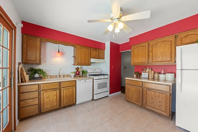 $385,000 | 1922 Cambridge Lane, Wheaton, IL 60189