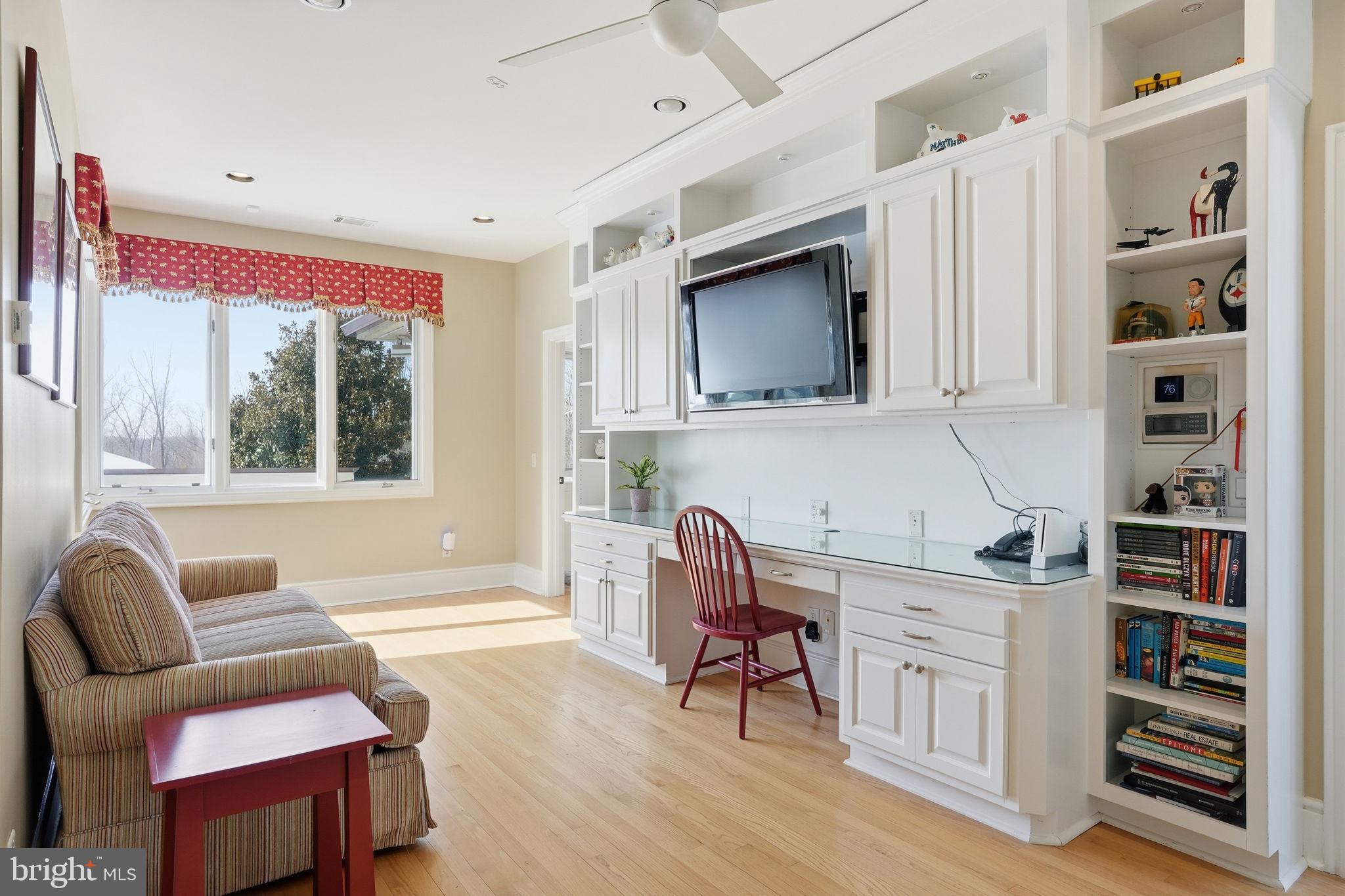 11940 River Road Potomac, MD 20854 - Photo 35 of 69 Upper Level Study Lounge