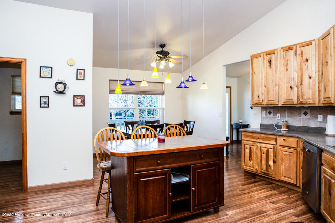30 Ridge View Place Parachute, CO 81635 - Photo 4 of 14 Kitchen & Dining