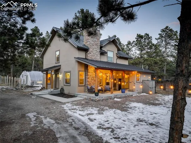a view of a house with backyard and sitting area