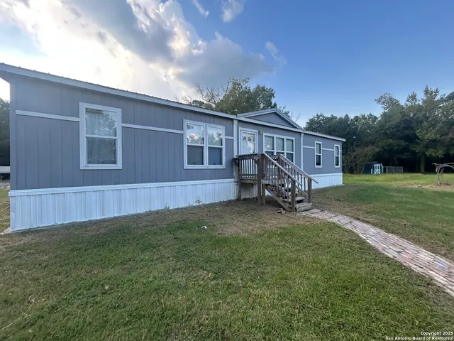 a view of a house with backyard