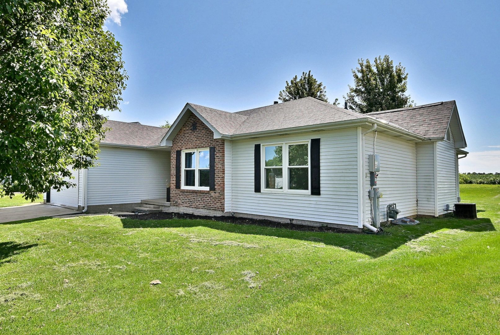 506 East Rennesoy Drive Newark, IL 60541 - Photo 3 of 37