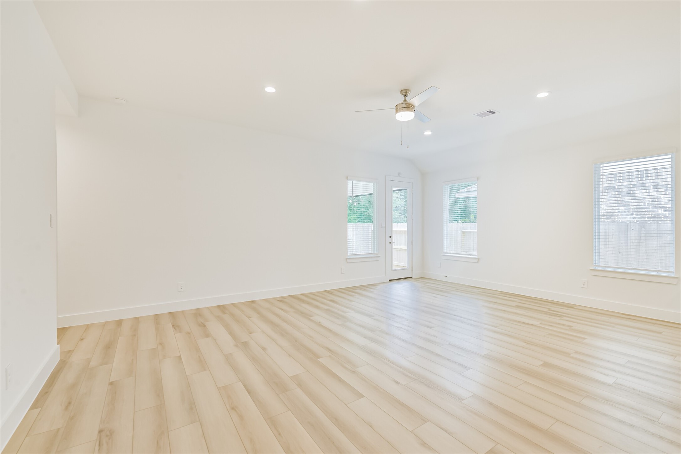 218 Springfield Terrace Drive Conroe, TX 77304 - Photo 11 of 39