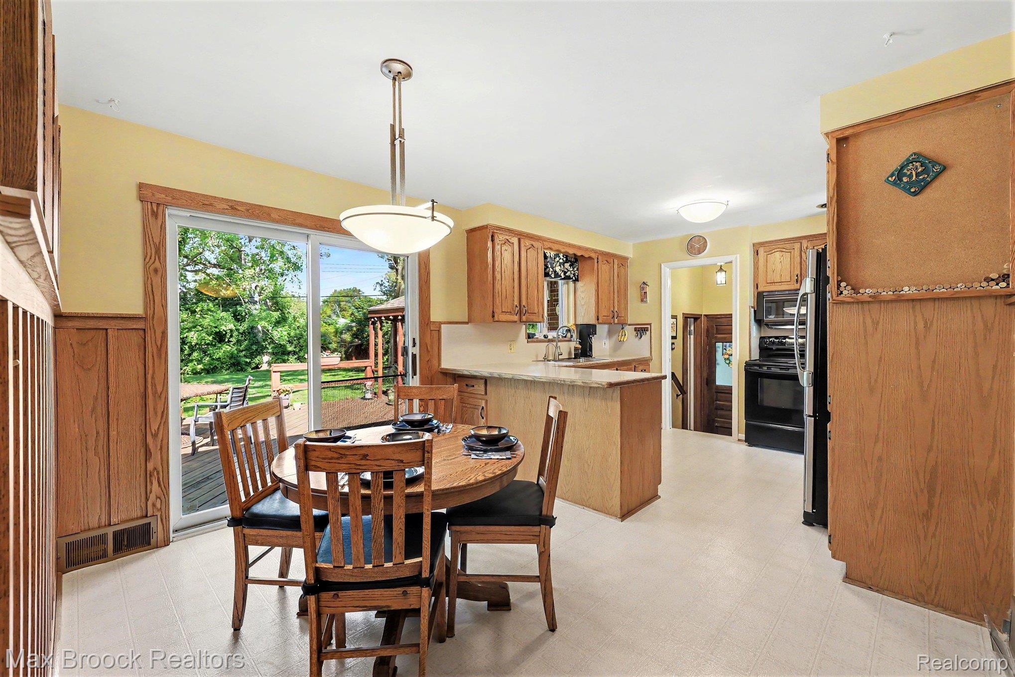 30615 Longcrest Street Southfield, MI 48076 - Photo 5 of 32 Dining Area