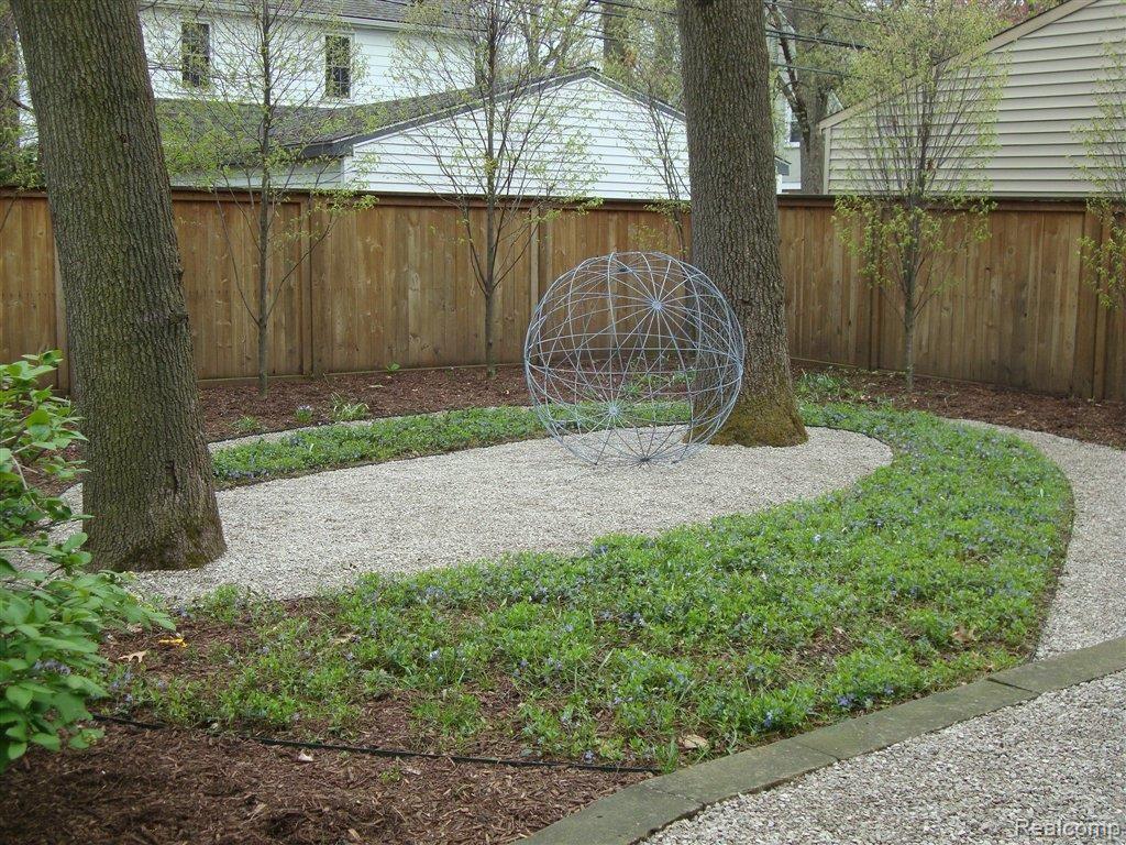 43 Cambridge Boulevard Pleasant Ridge, MI 48069 - Photo 20 of 25 Professional Landscaping