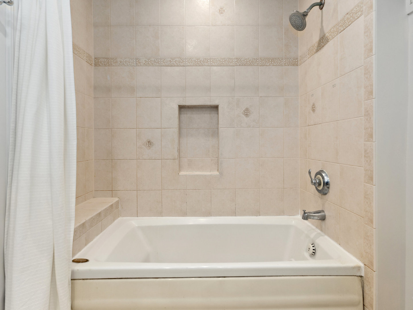 3034 North Seminary Avenue, Unit 2 Chicago, IL 60657 - Photo 21 of 26 a bathroom with a bathtub
