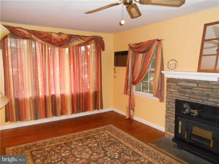 651 South York Road Hatboro, PA 19040 - Photo 8 of 25 Living Room