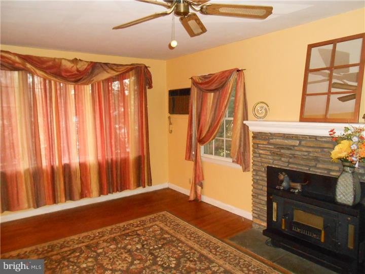 651 South York Road Hatboro, PA 19040 - Photo 9 of 25 Living Room