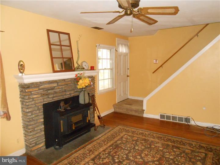 651 South York Road Hatboro, PA 19040 - Photo 10 of 25 Living Room