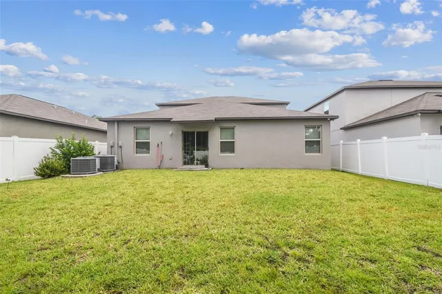 a view of a house with backyard and garden