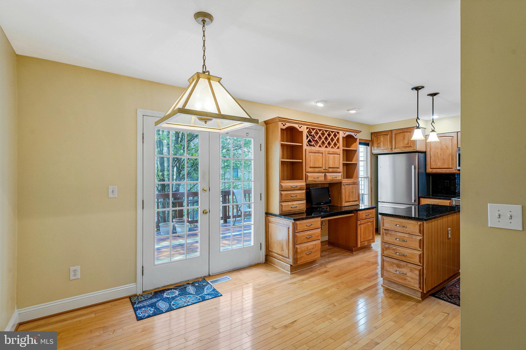 6556 Antrican Drive Springfield, VA 22150 - Photo 15 of 36 a livingroom with furniture wooden floor and window
