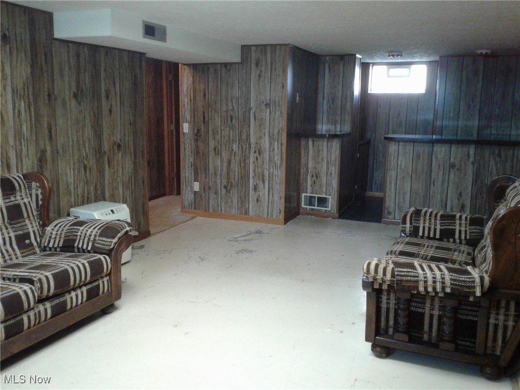 332 Claremont Road Vermilion, OH 44089 - Photo 24 of 35 Family Room with Bar area