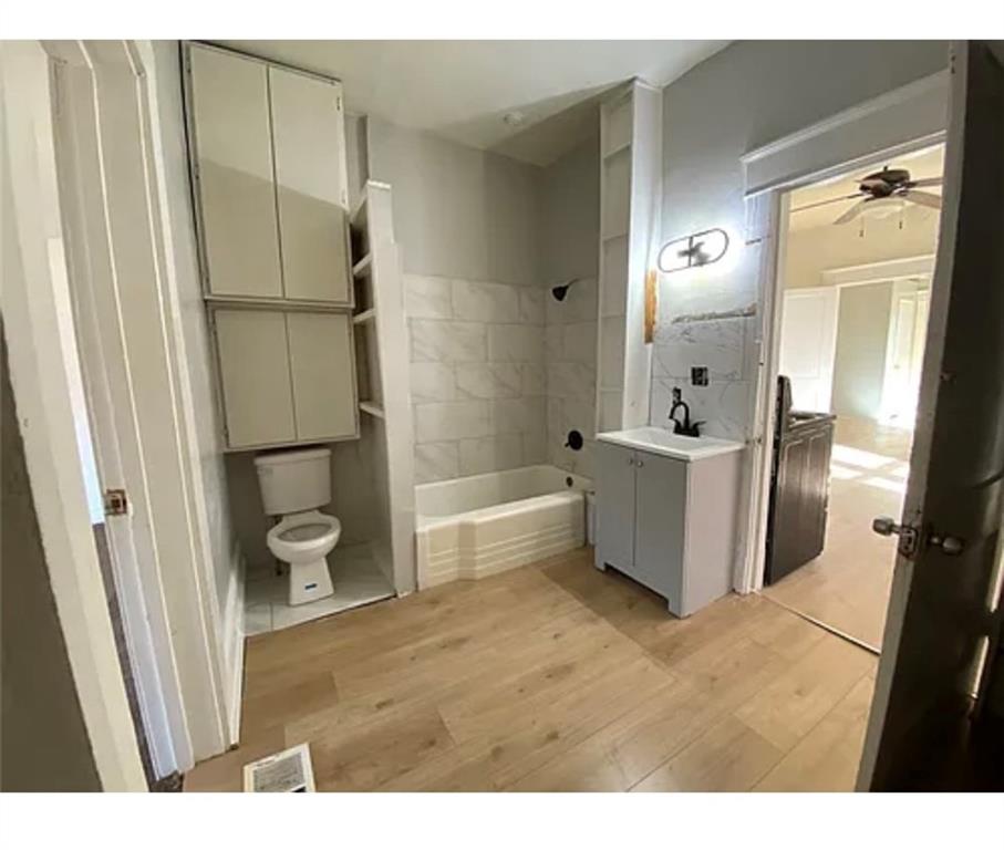 1127 Metropolitan Parkway Southwest Atlanta, GA 30310 - Photo 10 of 23 a bathroom with a tub a sink and a large mirror