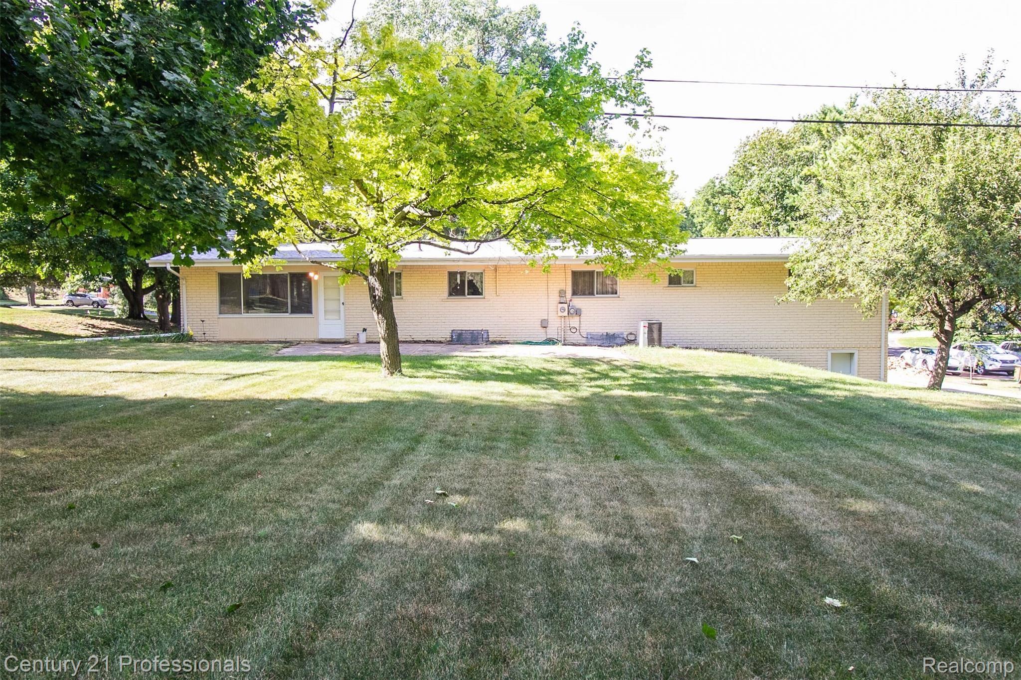 695 Ridgewood Road Rochester, MI 48306 - Photo 39 of 46 Huge lot! So much room for activities!
