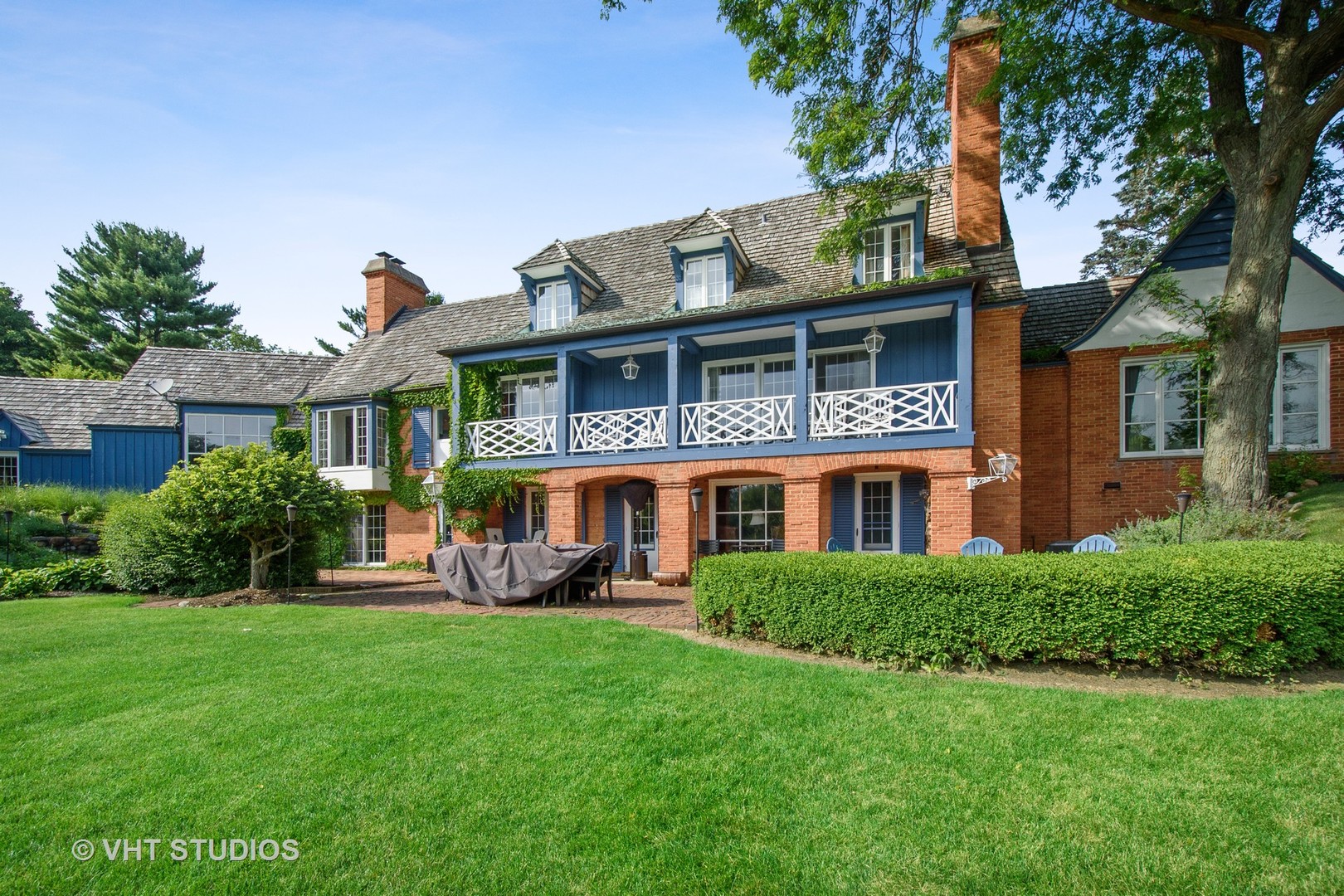 2 Far Hills Road Barrington Hills, IL 60010 - Photo 2 of 37 a front view of a house with garden