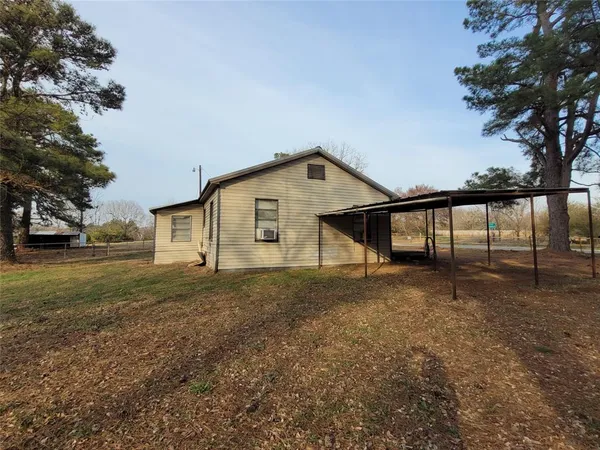 a view of a house with backyard