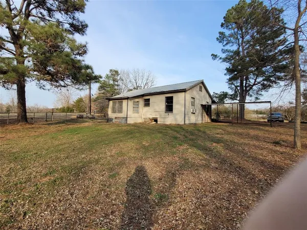 a view of a house with backyard