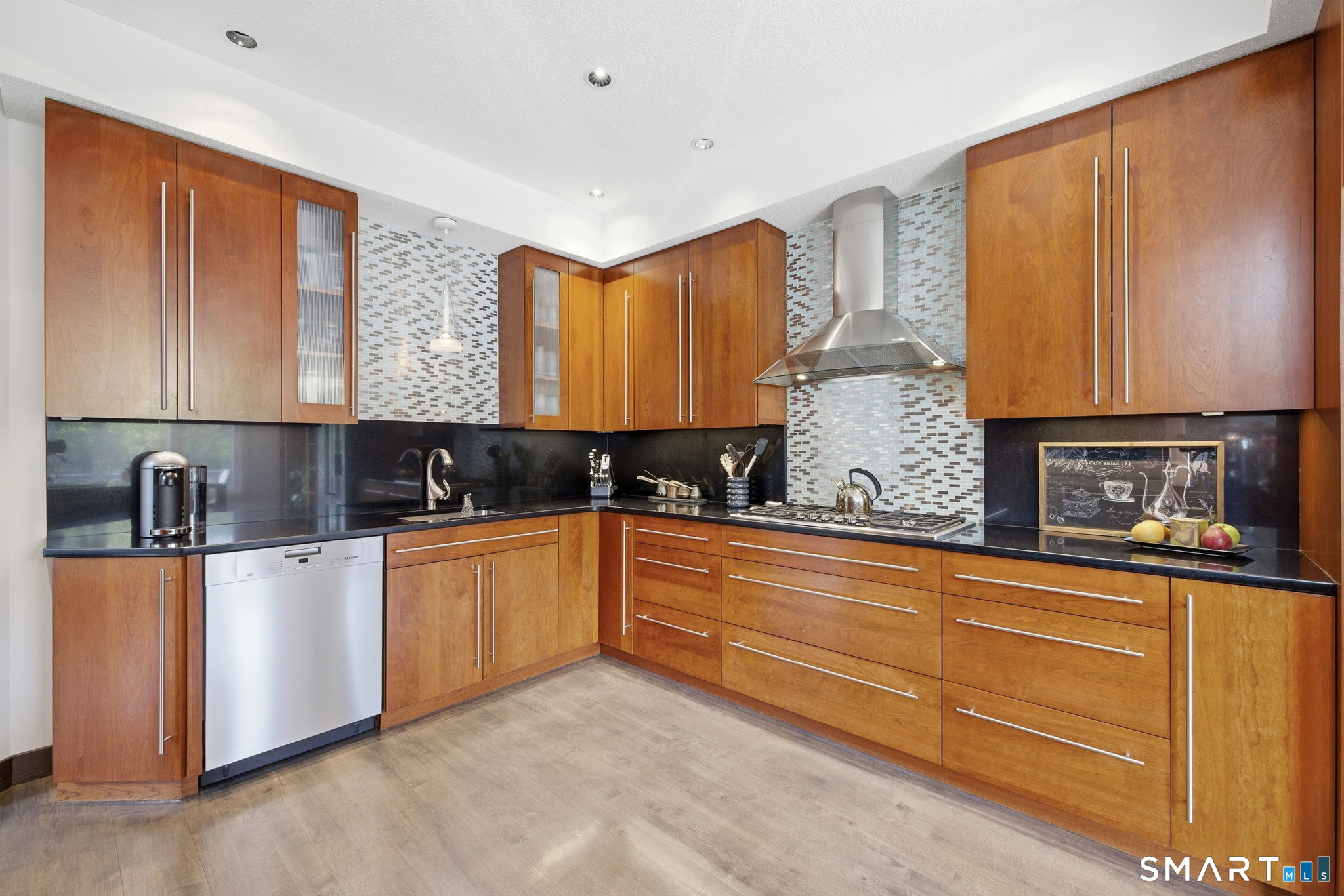 504 Deercliff Road Avon, CT 06001 - Photo 9 of 40