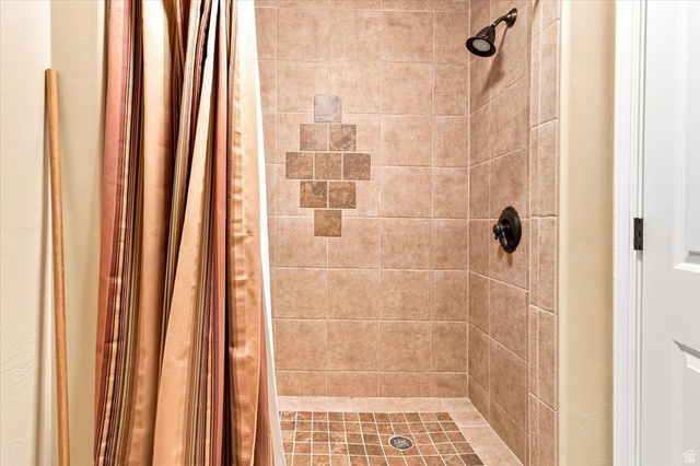 11290 South Southfield Road Mayfield, UT 84643 - Photo 90 of 103 Tiled shower with a decorative mosaic accent, dark bronze shower head, and matching fixtures
