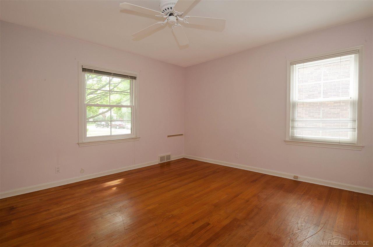 1220 Fairholme Road Grosse Pointe, MI 48236 - Photo 22 of 41 31350674-21.JPG