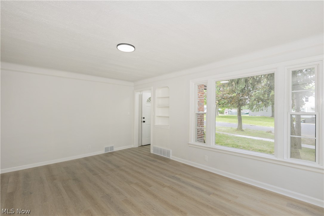 17917 McCracken Road Maple Heights, OH 44137 - Photo 5 of 48 Spacious living room