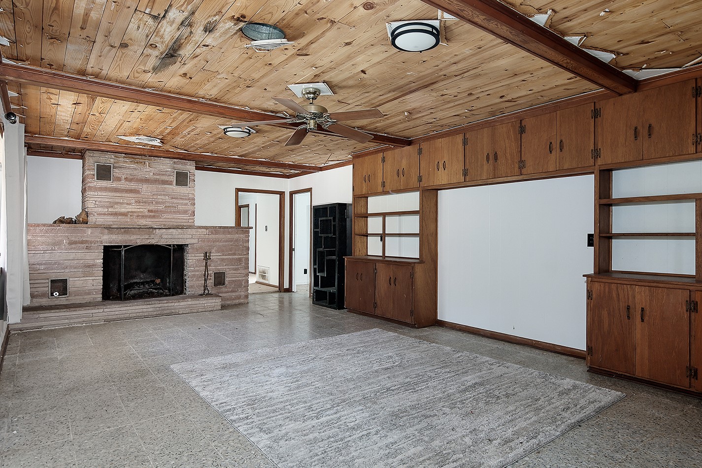 7185 Highway 75 Huntsville, TX 77340 - Photo 15 of 33 a view of a livingroom with an empty space