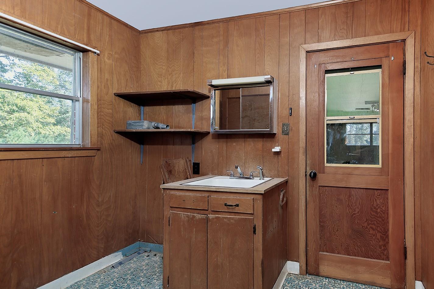 7185 Highway 75 Huntsville, TX 77340 - Photo 17 of 33 a bathroom with a sink a toilet and mirror