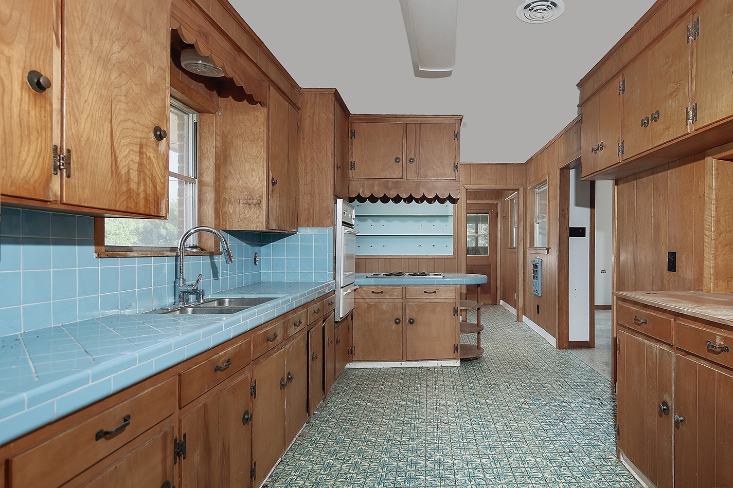 7185 Highway 75 Huntsville, TX 77340 - Photo 19 of 33 a kitchen with stainless steel appliances a sink stove and cabinets