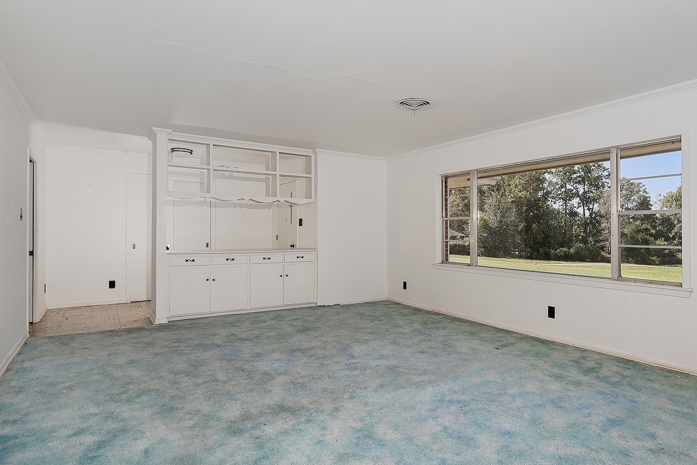 7185 Highway 75 Huntsville, TX 77340 - Photo 20 of 33 a view of an empty room with a window