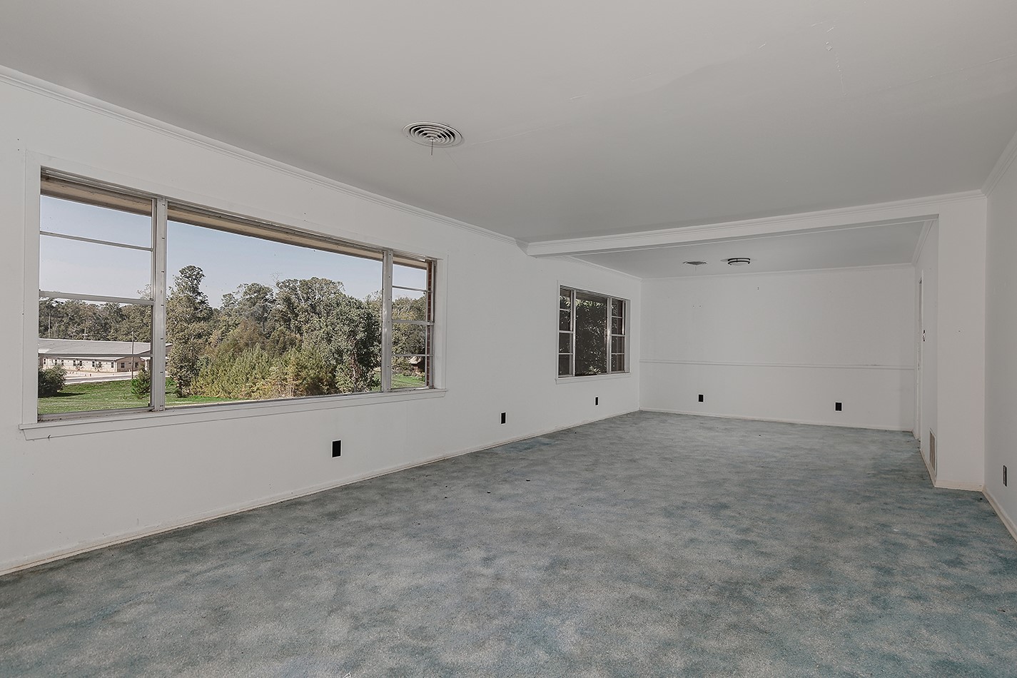 7185 Highway 75 Huntsville, TX 77340 - Photo 21 of 33 a view of an empty room with a window