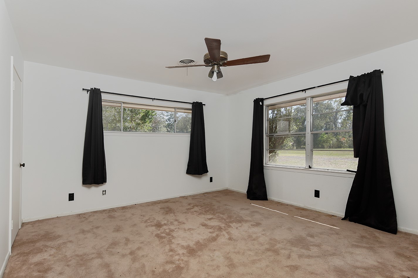 7185 Highway 75 Huntsville, TX 77340 - Photo 22 of 33 a view of an empty room with a window