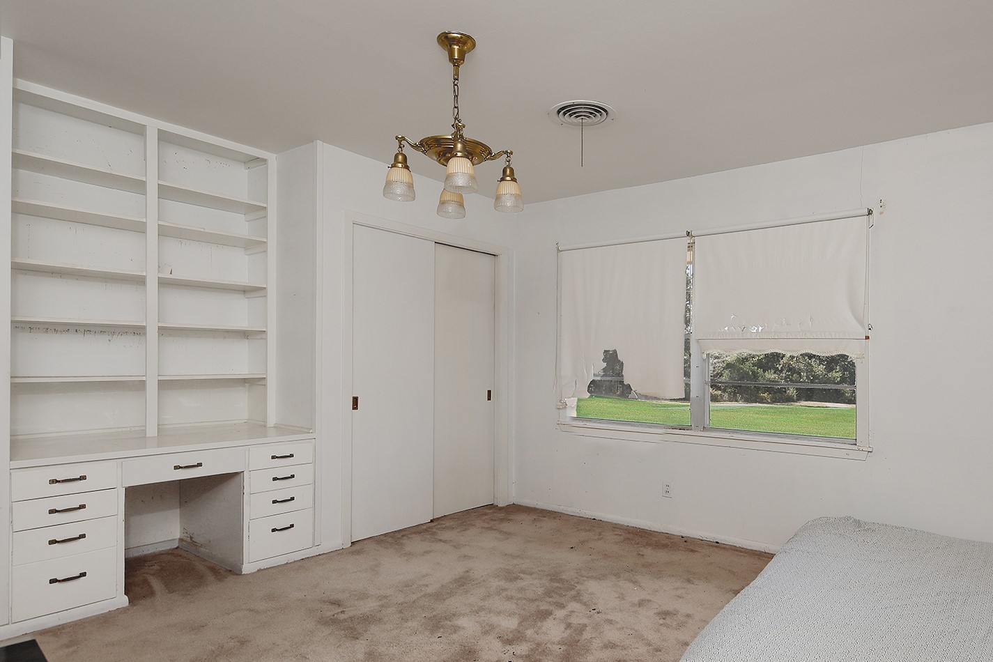 7185 Highway 75 Huntsville, TX 77340 - Photo 24 of 33 a view of an empty room with a window