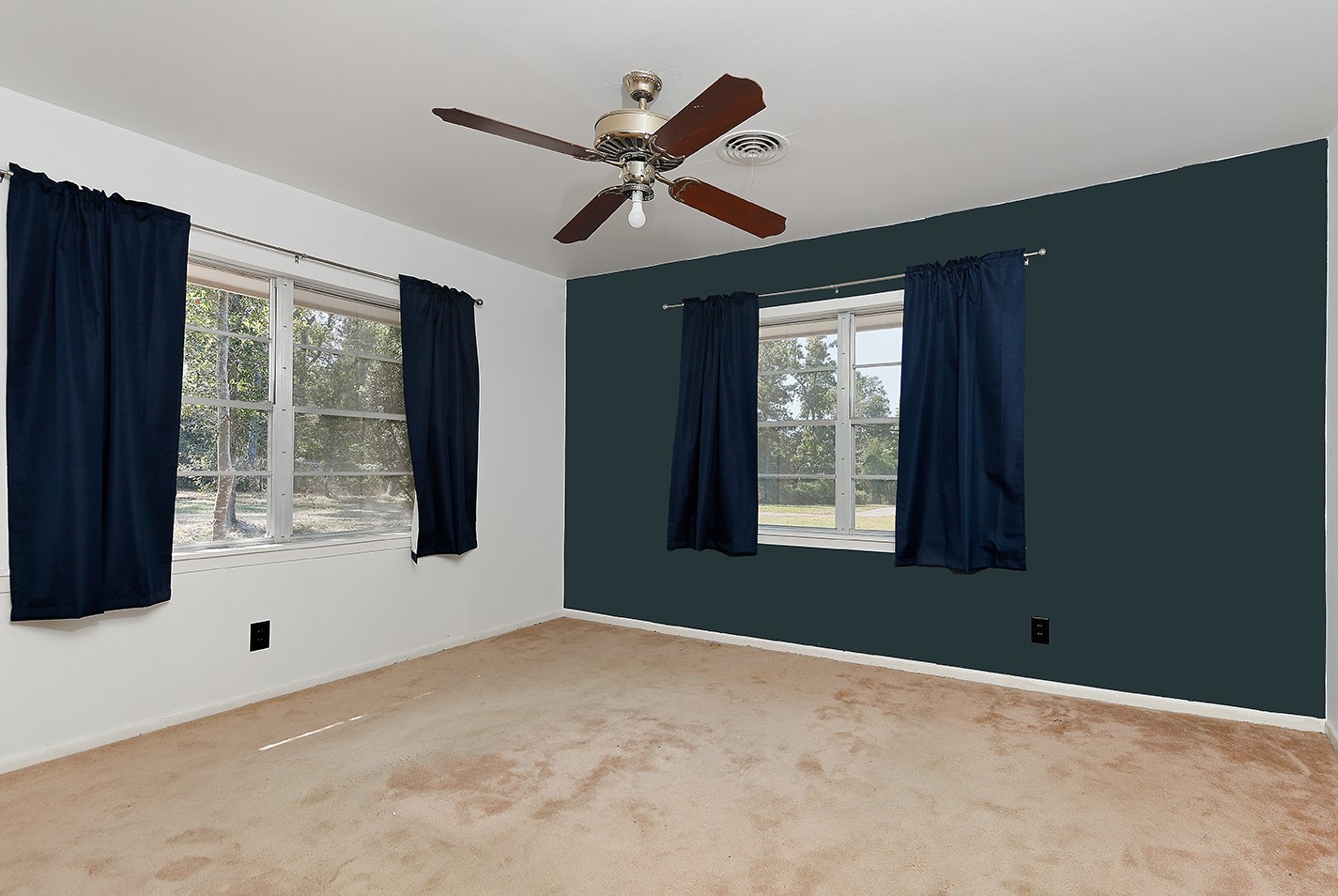 7185 Highway 75 Huntsville, TX 77340 - Photo 25 of 33 a view of an empty room with a window