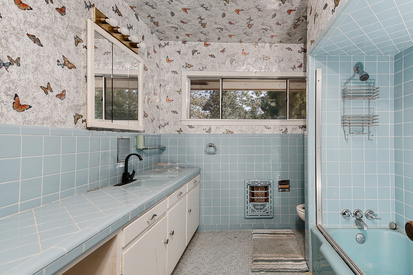 7185 Highway 75 Huntsville, TX 77340 - Photo 26 of 33 a bathroom with a sink a toilet and shower