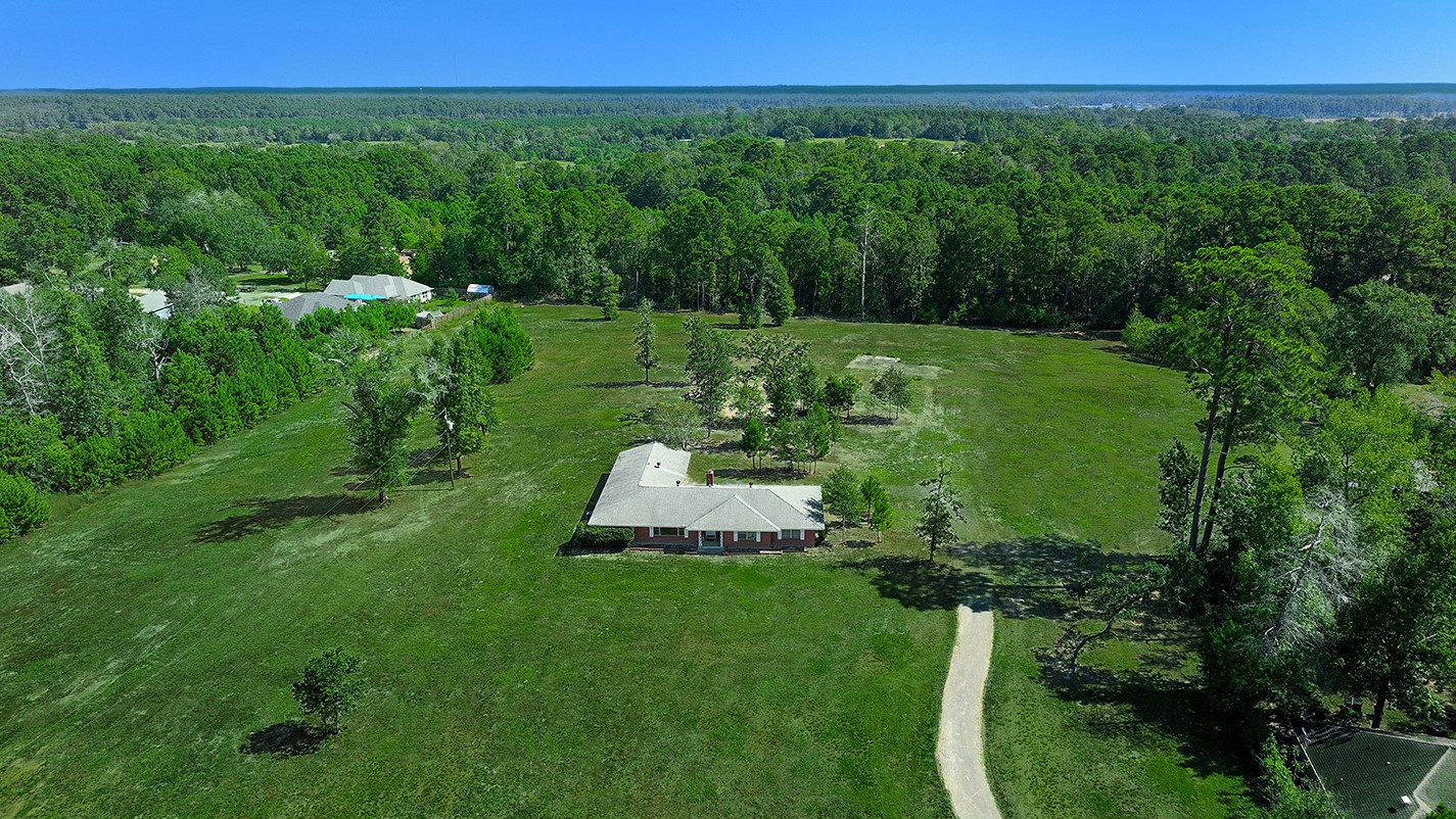 7185 Highway 75 Huntsville, TX 77340 - Photo 33 of 33 a view of a garden with a yard