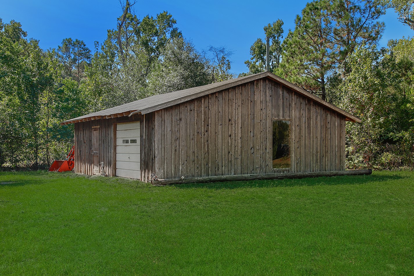 7185 Highway 75 Huntsville, TX 77340 - Photo 9 of 33 a wooden house with a yard