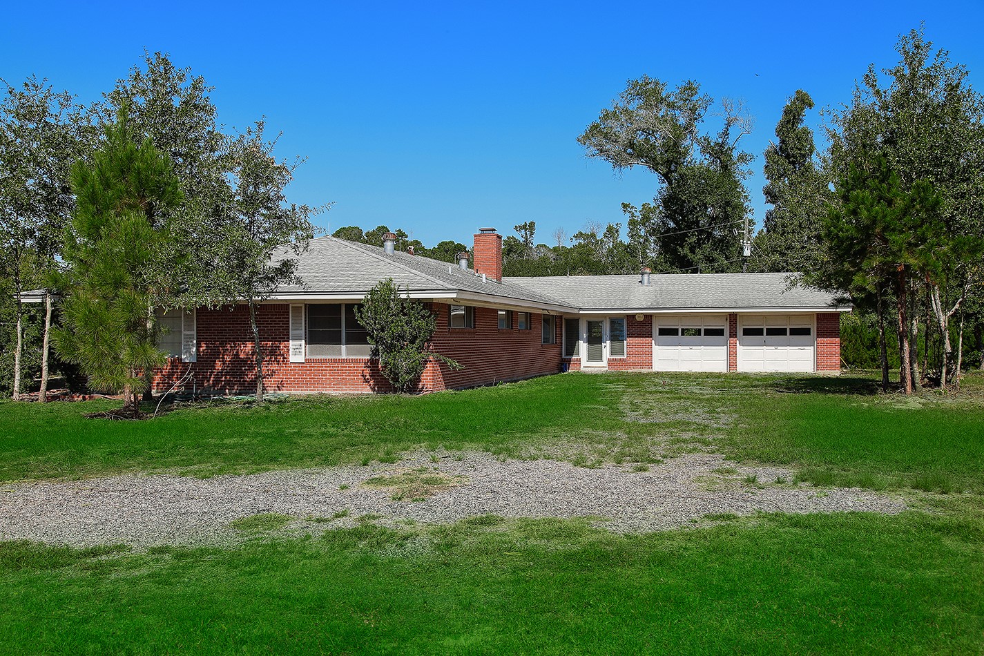 7185 Highway 75 Huntsville, TX 77340 - Photo 10 of 33 a front view of a house with garden