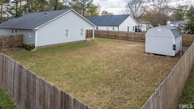 a view of a backyard