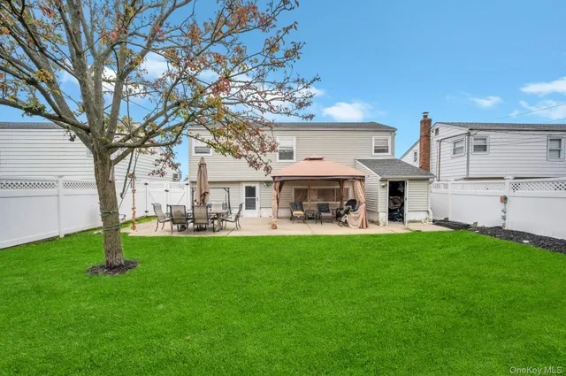 a view of a house with backyard porch and garden