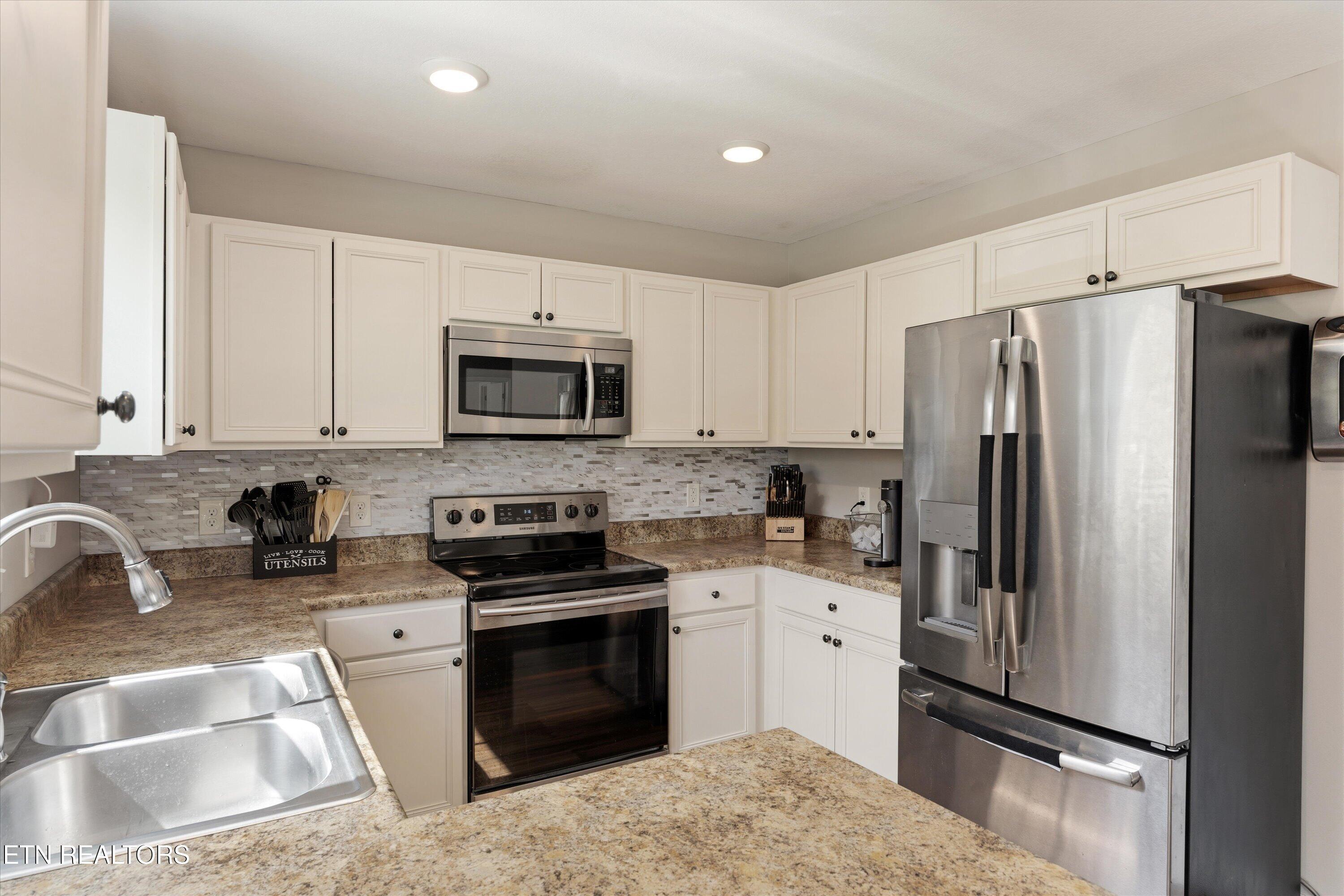 7931 Poplar Grove Lane Powell, TN 37849 - Photo 11 of 39 Kitchen with Breakfast Bar