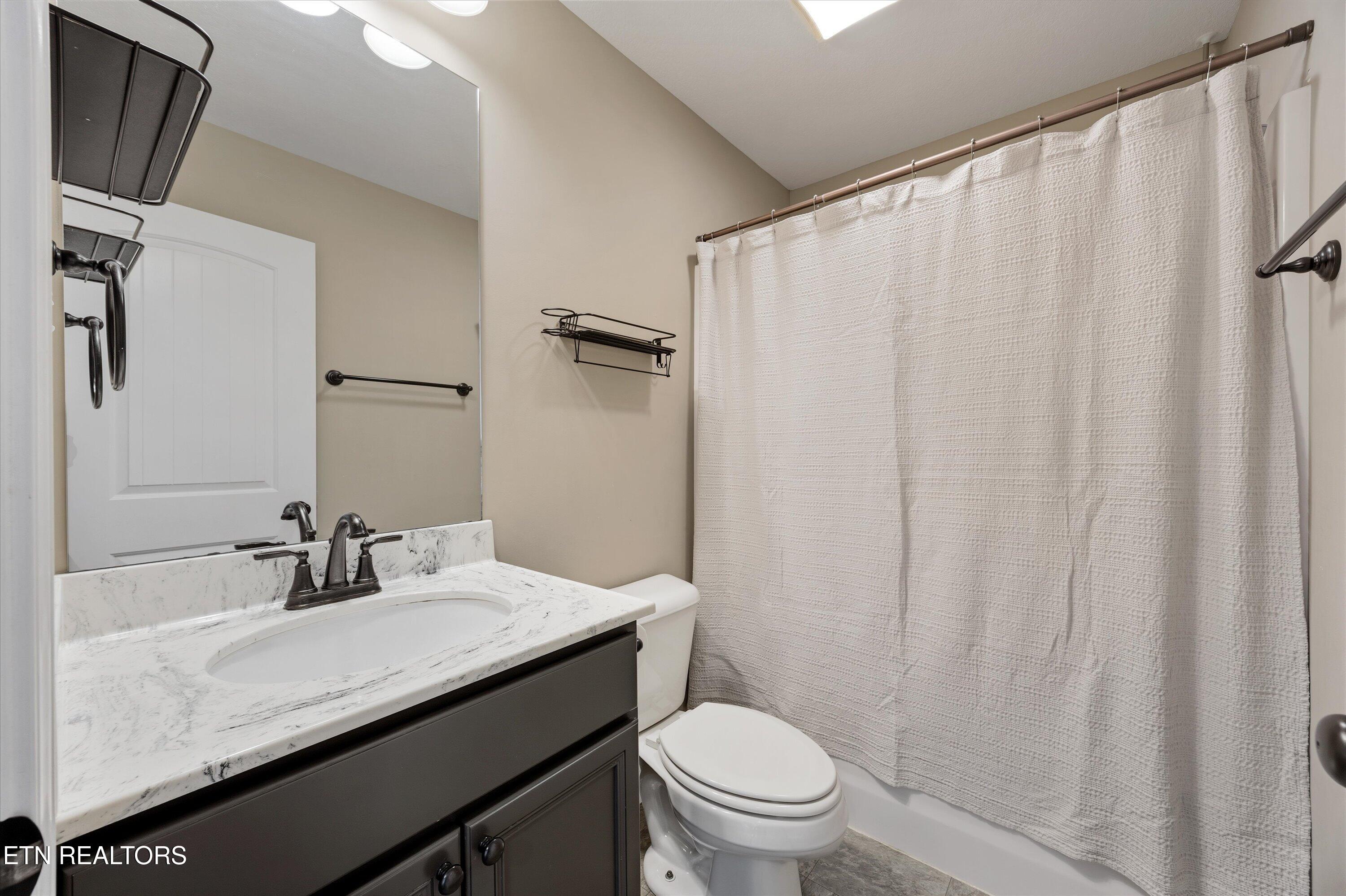 7931 Poplar Grove Lane Powell, TN 37849 - Photo 22 of 39 Main Level Full Bath 2