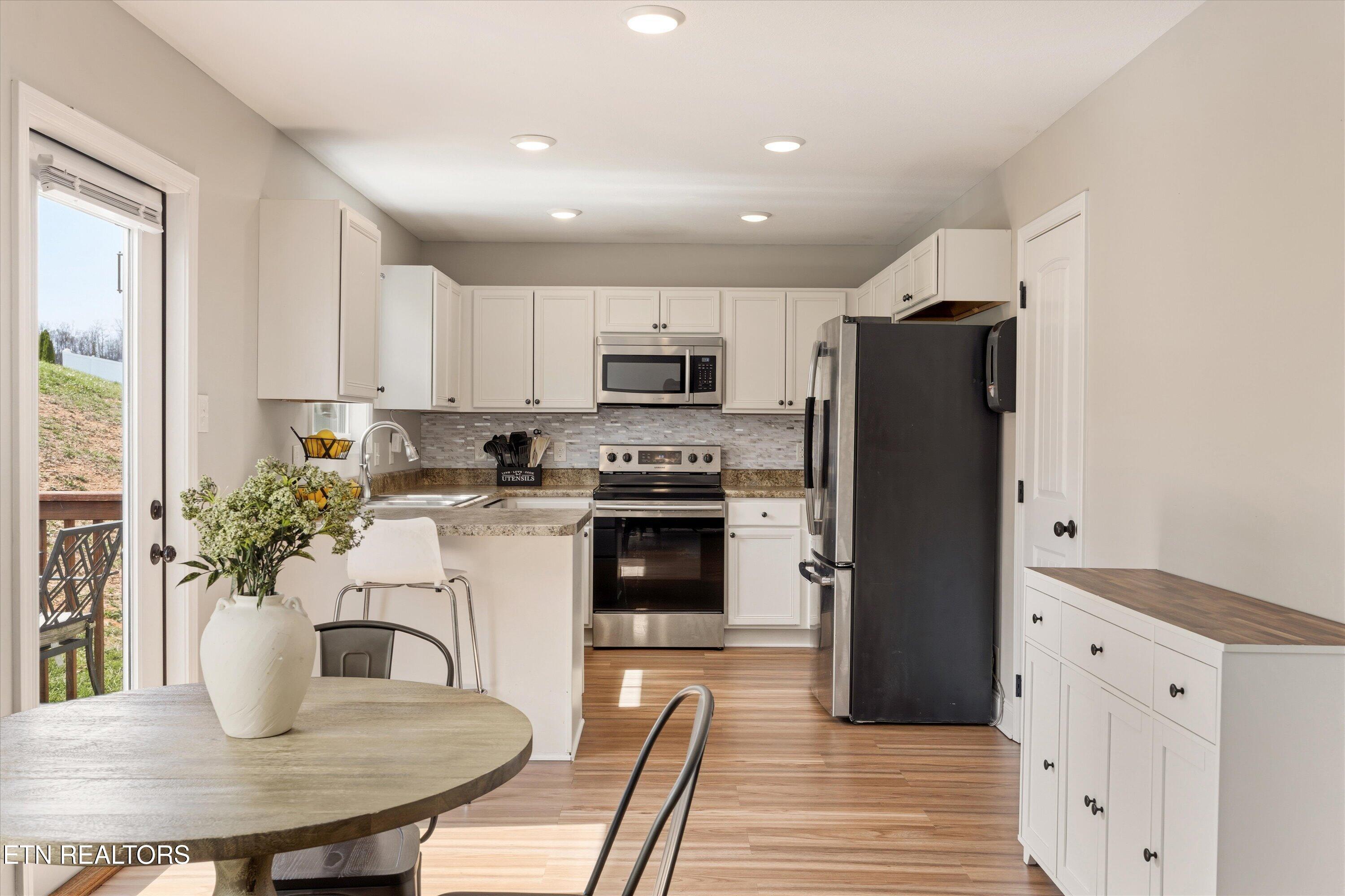 7931 Poplar Grove Lane Powell, TN 37849 - Photo 8 of 39 Kitchen with Breakfast Bar