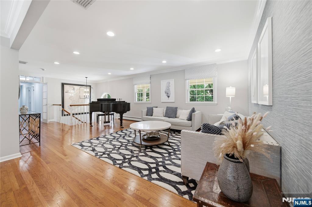 19 Robin Road Mahwah, NJ 07430 - Photo 6 of 43 Gallery Image 6