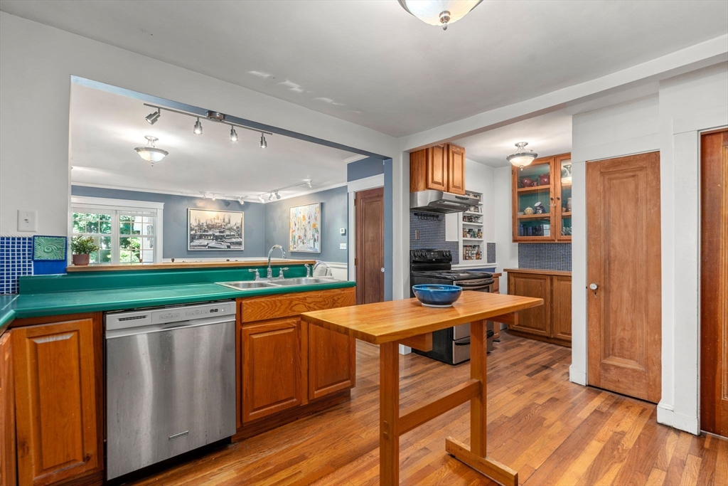 737 Chestnut Street Waban, MA 02468 - Photo 8 of 40 Gallery Image 8