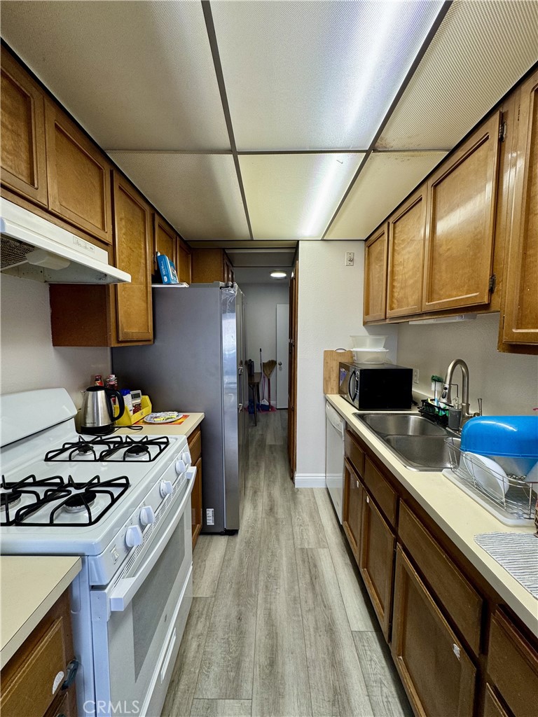 10748 Knott Avenue Stanton, CA 90680 - Photo 5 of 15 Kitchen