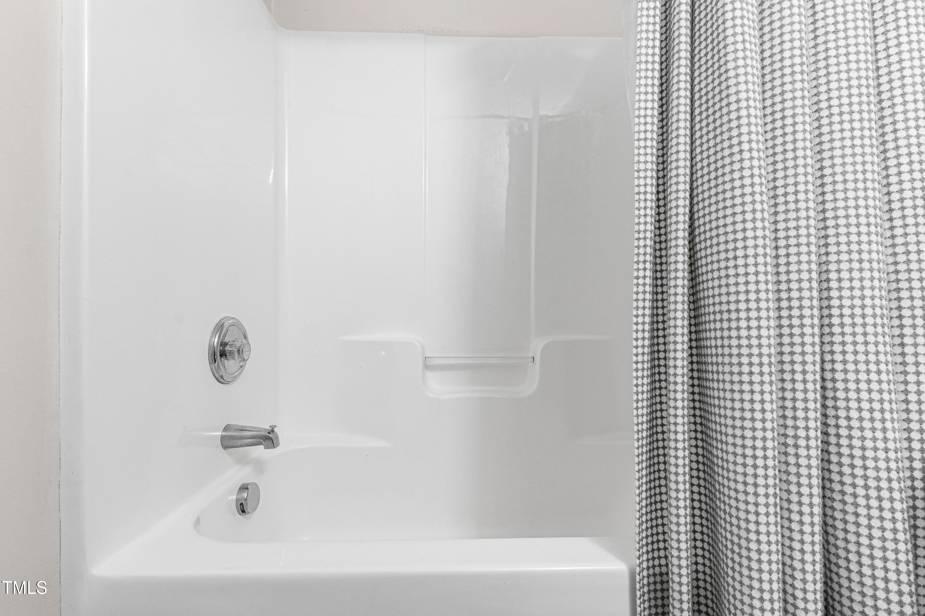 7761 Winners Edge Street Raleigh, NC 27617 - Photo 23 of 44 a bathroom with a bathtub