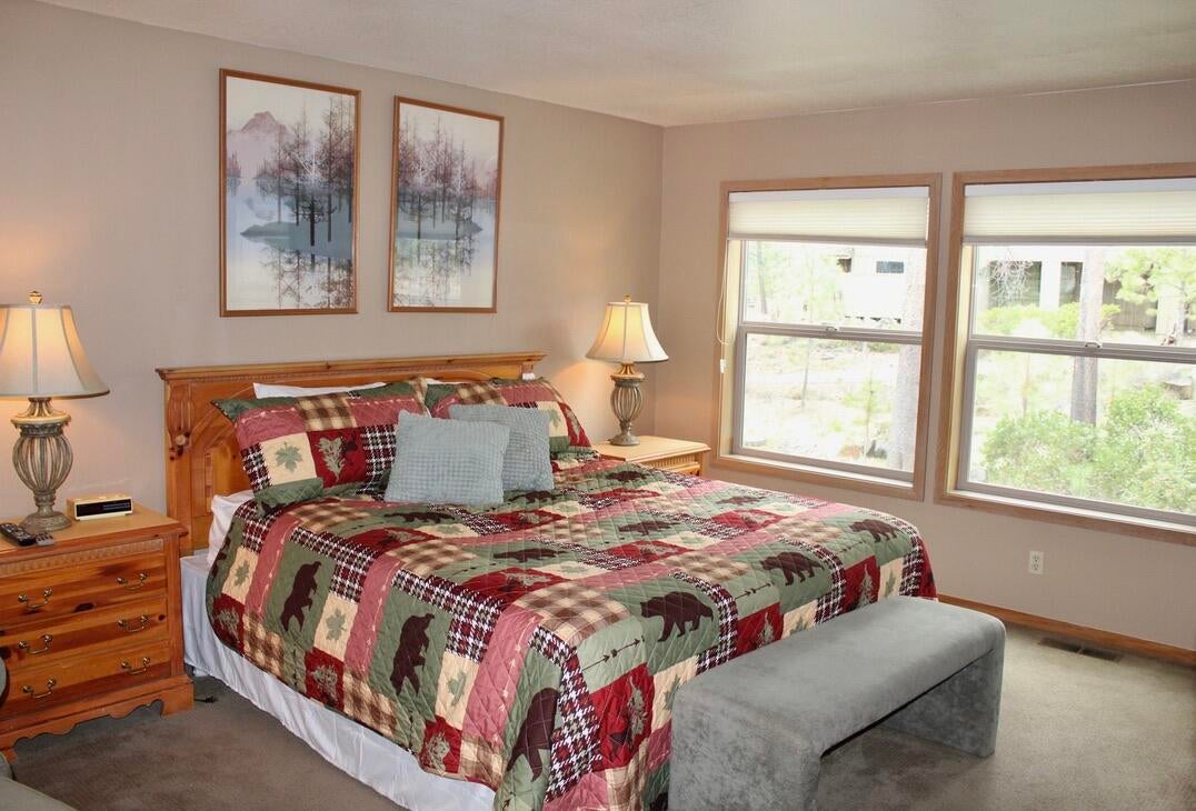 57367 Beaver Ridge Loop, Unit 25B Sunriver, OR 97707 - Photo 9 of 22 11-Primary bedroom-R25