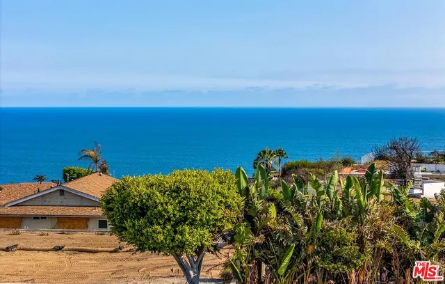 a view of a houses with a yard